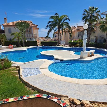 Schoenes Ruhiges Rooftop Apartment Mit Grosser Dachterrasse Torrevieja Extérieur photo