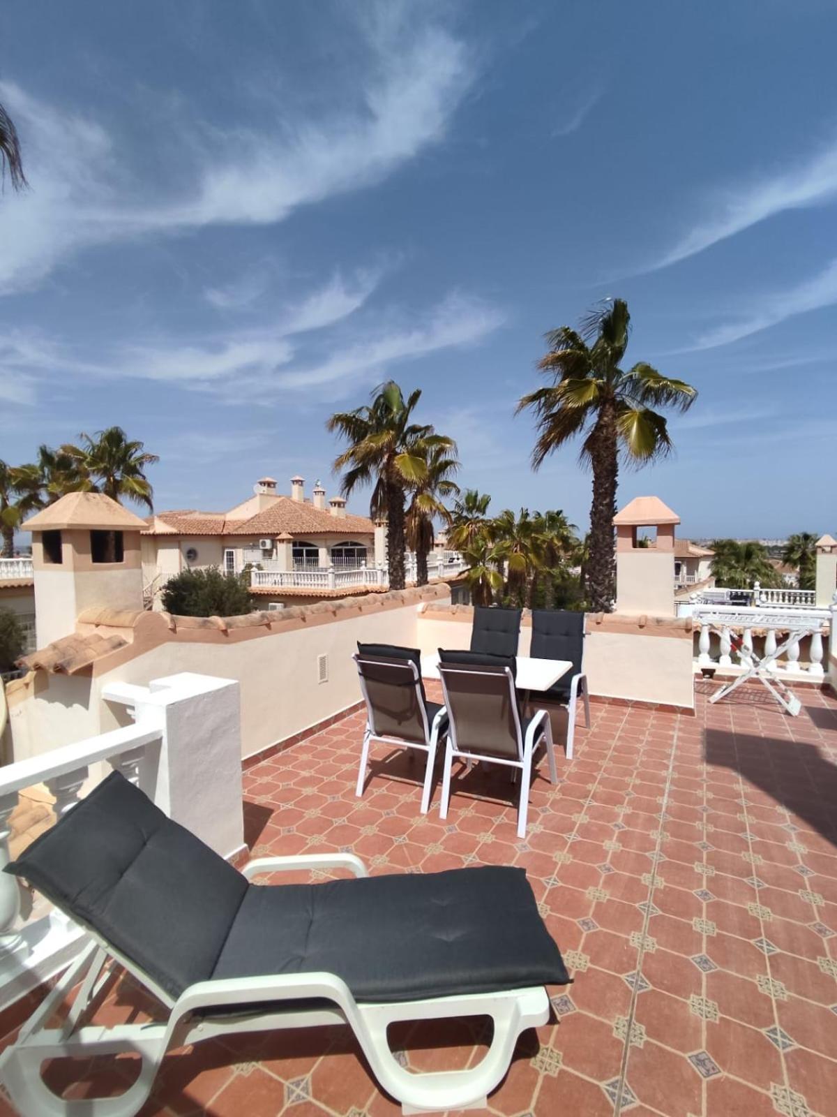 Schoenes Ruhiges Rooftop Apartment Mit Grosser Dachterrasse Torrevieja Extérieur photo