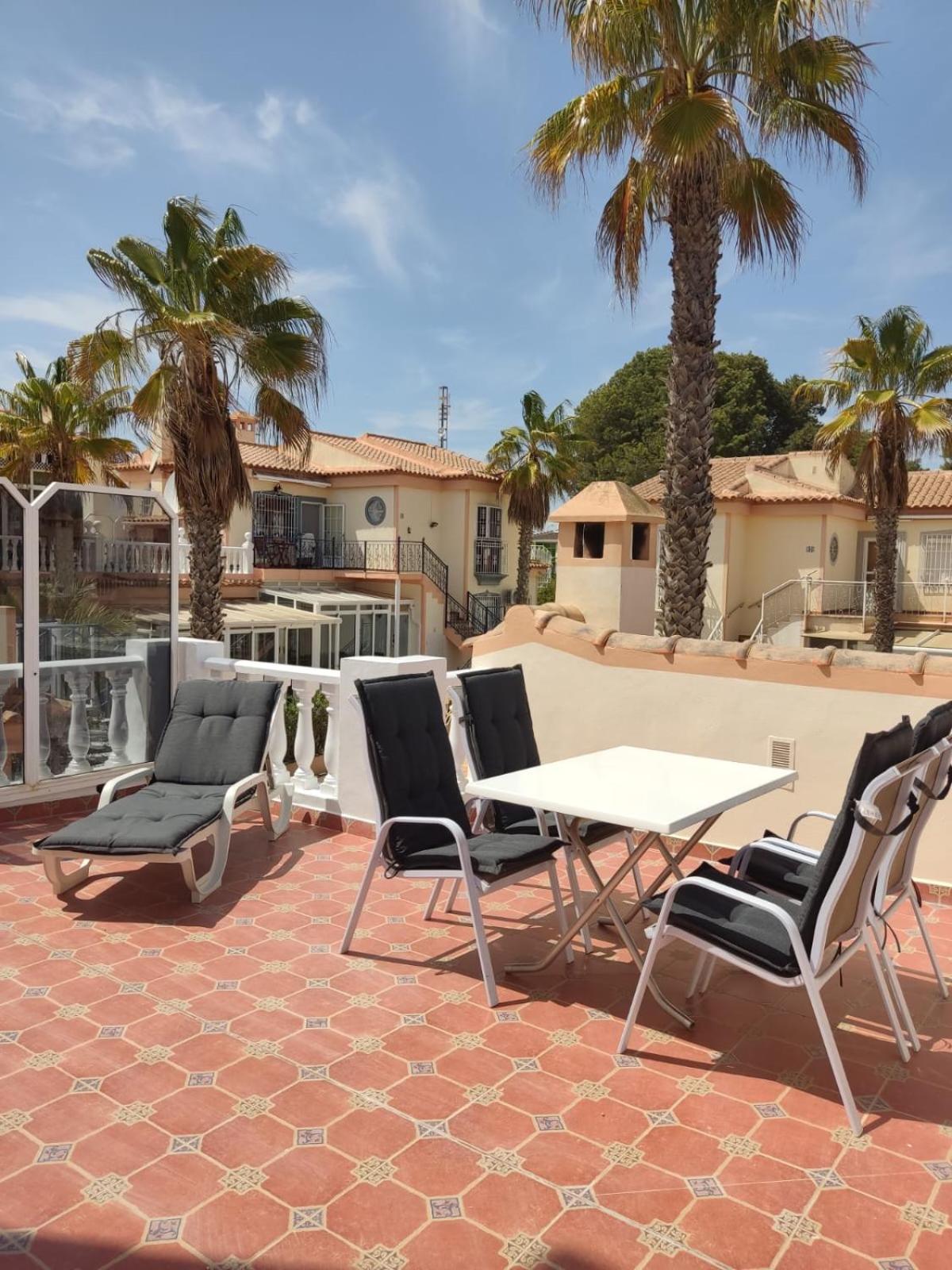 Schoenes Ruhiges Rooftop Apartment Mit Grosser Dachterrasse Torrevieja Extérieur photo
