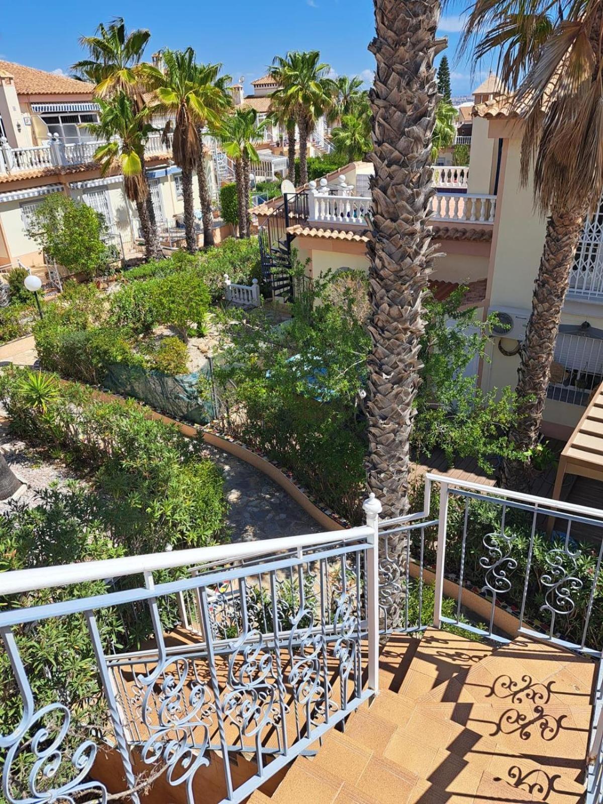 Schoenes Ruhiges Rooftop Apartment Mit Grosser Dachterrasse Torrevieja Extérieur photo