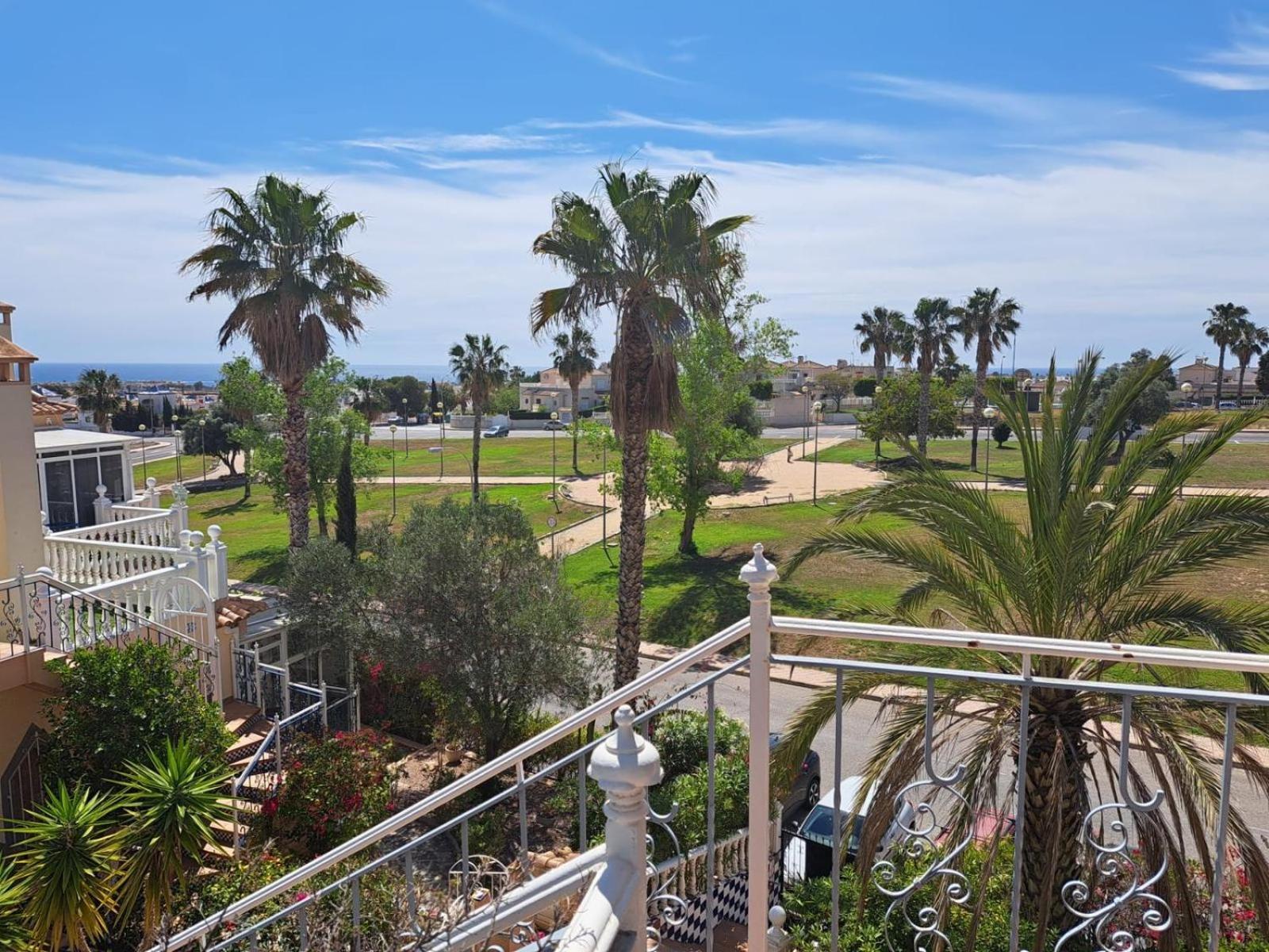 Schoenes Ruhiges Rooftop Apartment Mit Grosser Dachterrasse Torrevieja Extérieur photo